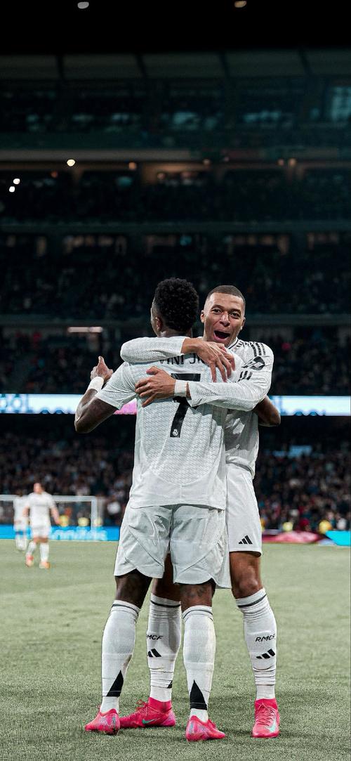 足球国足忙碌备战，训练场加练至夜晚